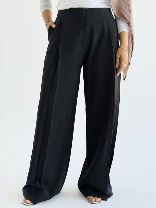 TAWA Women's Black Pleated Trousers