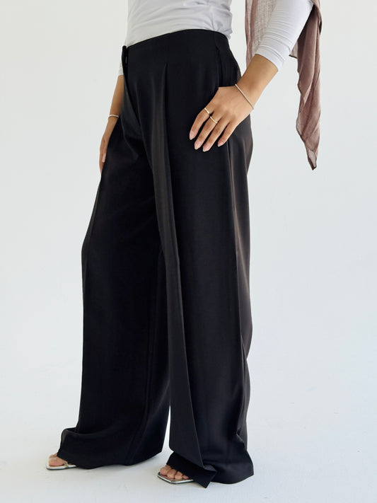 TAWA Women's Black Pleated Trousers